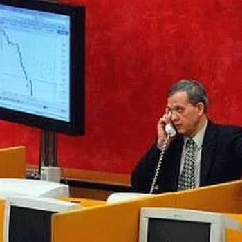 На торговой сессии ММВБ доллар просел на 12 копеек.